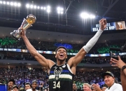 英雄联盟总决赛2025-雄鹿队再胜篮网队，晋级东部半决赛