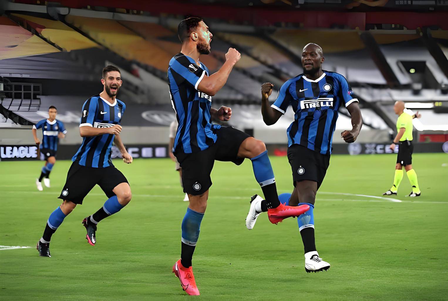 斯旺西主场大胜,击败卢顿城 斯旺西主场大胜,击败卢顿城