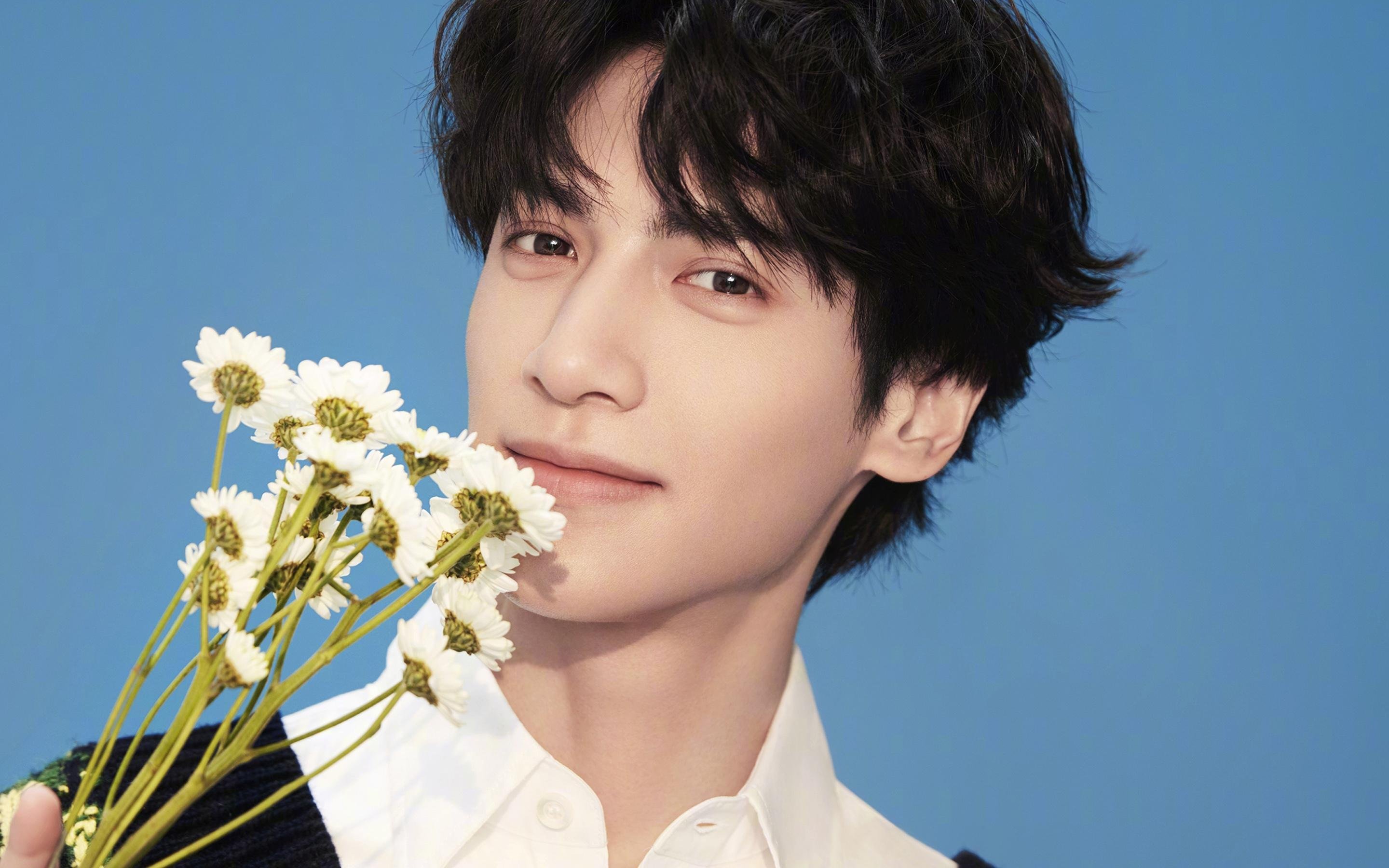 历史的齿轮在此夜咬合，当英超争冠悬念在终场哨响起，字母哥在世界的另一端完成加冕